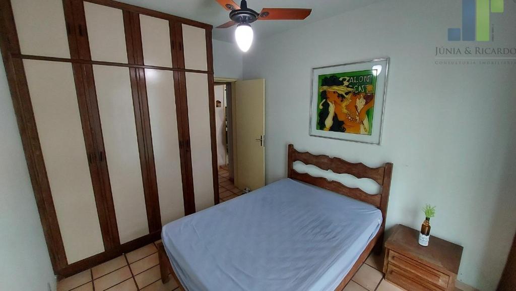 una camera da letto con un letto in una stanza di Apartamento confortável no centro de Guarapari a Guarapari