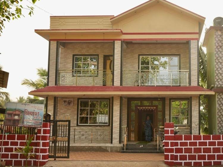 une petite maison avec une brique rouge dans l'établissement Priyansh Home stay, à Harihareshwar
