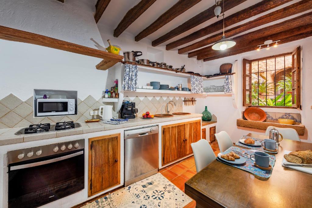 A kitchen or kitchenette at Jesus