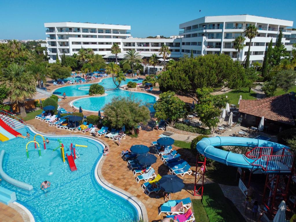 una vista aérea de un parque acuático en un complejo en Alfagar Aparthotel en Albufeira