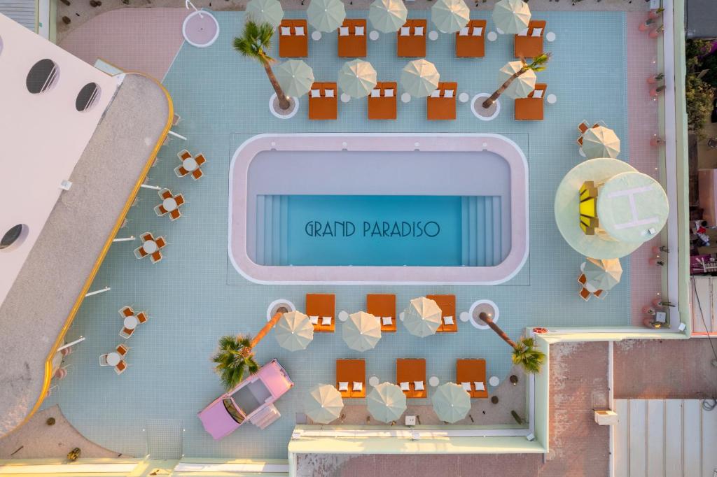 una vista aérea de una isla de juguetes con un parque infantil en Grand Paradiso Ibiza - Adults Only, en Bahía de San Antonio
