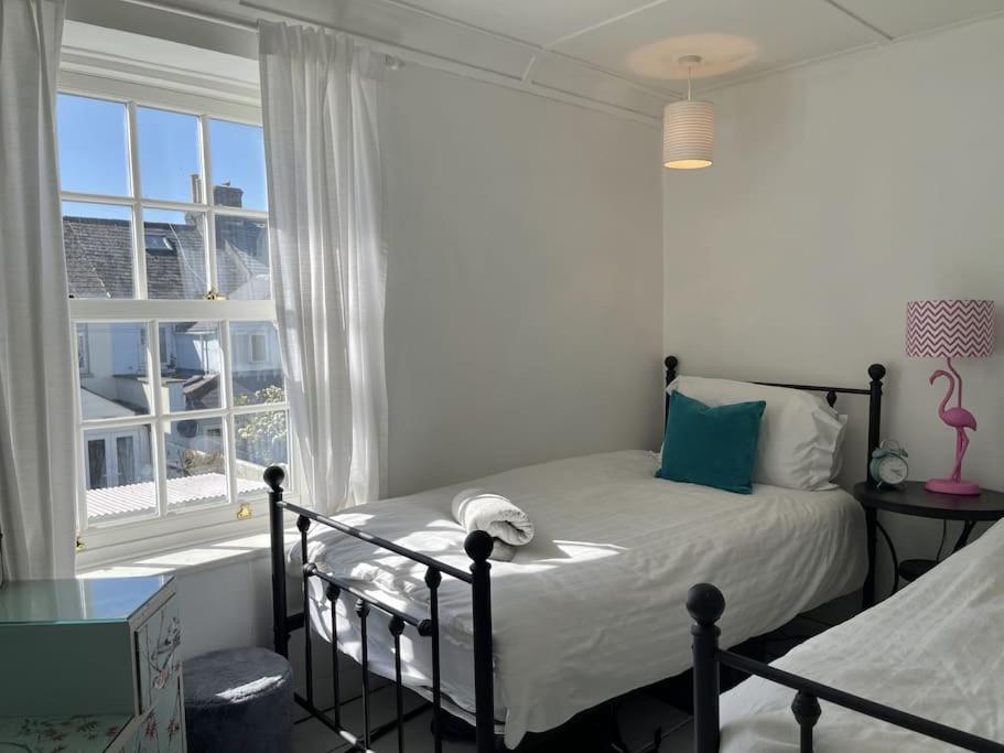 sypialnia z łóżkiem obok okna w obiekcie The Deal Retreat w mieście Kent