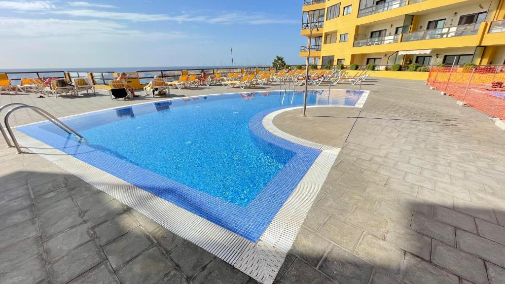 una piscina frente a un edificio en Ocean Golf, en San Miguel de Abona