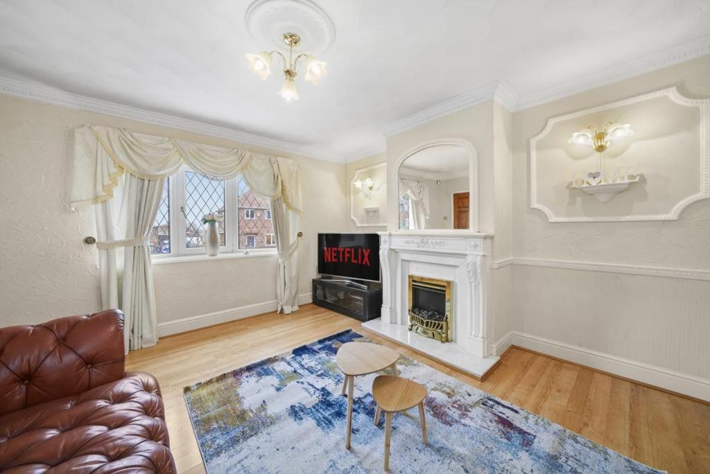 Spacious 3 bedrooms house in Bolton Upon Dearne Up to 6 Guests!