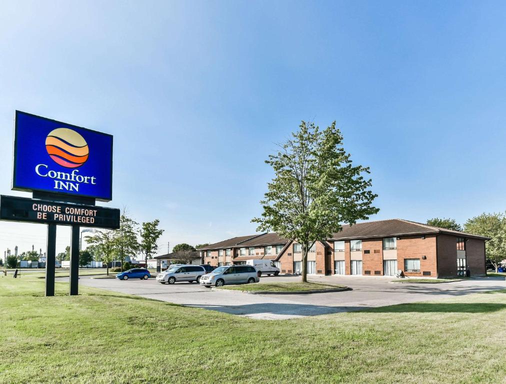 una señal para una posada confort frente a un edificio en Comfort Inn Chatham, en Chatham