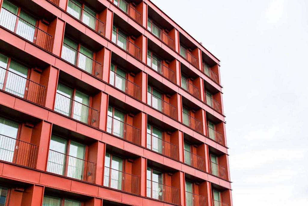 um edifício vermelho com janelas do lado em Ten Hotel BW Signature Collection em Upplands-Väsby