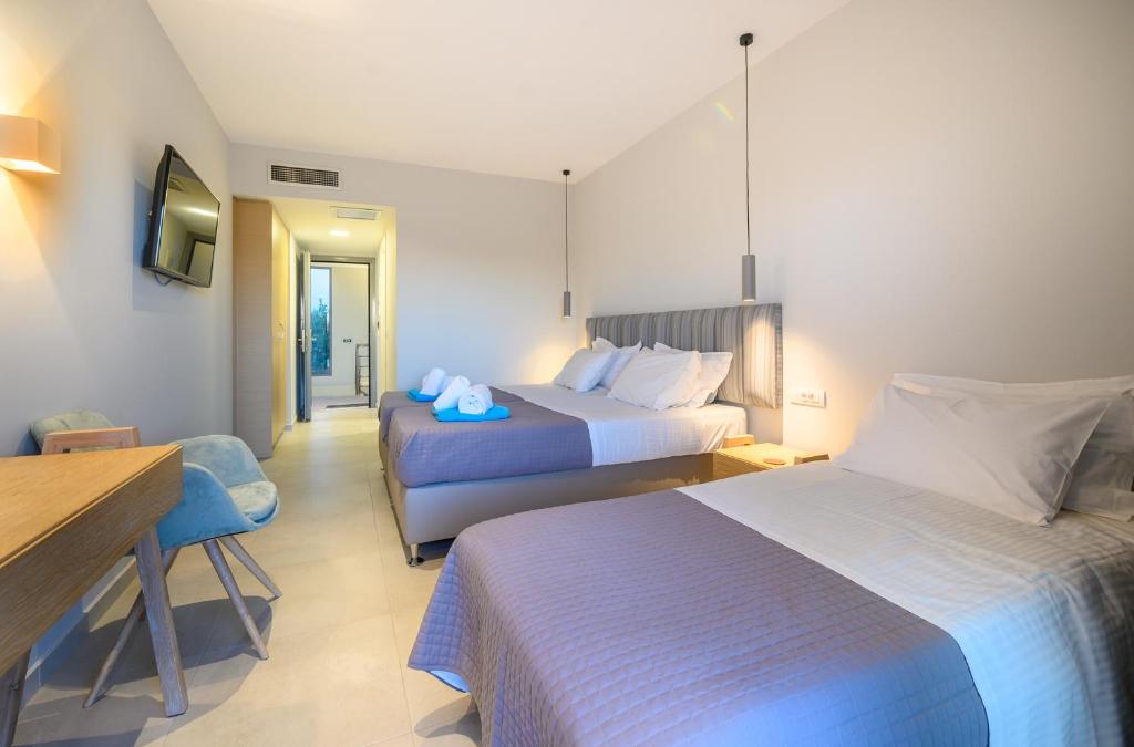Кровать или кровати в номере Alonaki Resort