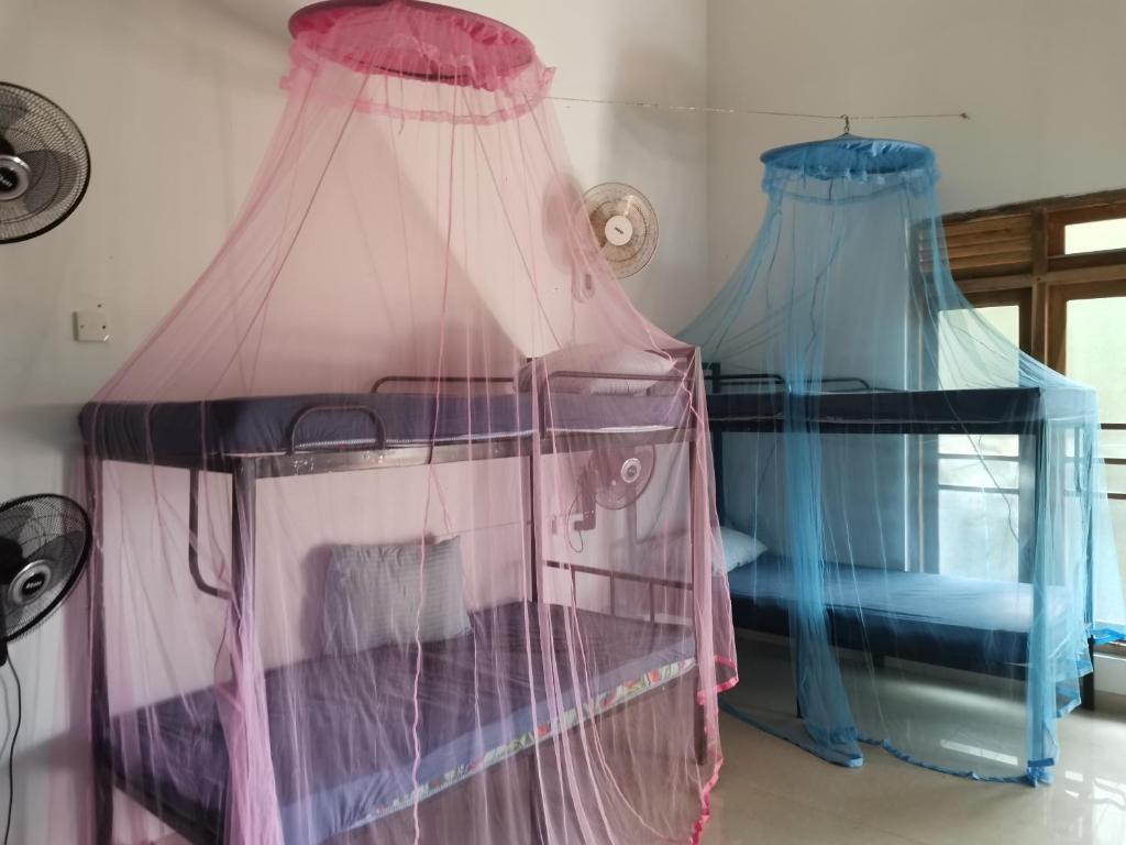 Postel nebo postele na pokoji v ubytování Wake Up Weligama