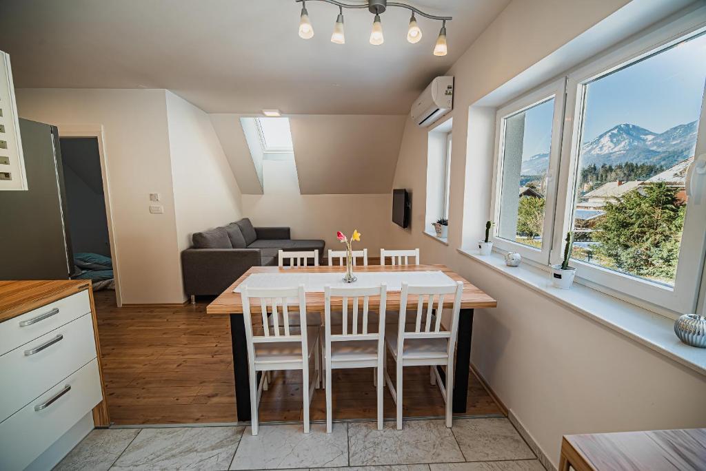 Nespecifikovaný výhled na hory nebo výhled na hory při pohledu z apartmánu