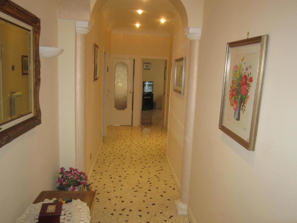 a long hallway with a hallwayngthngthngthngth at Casa Raffelina in Minori