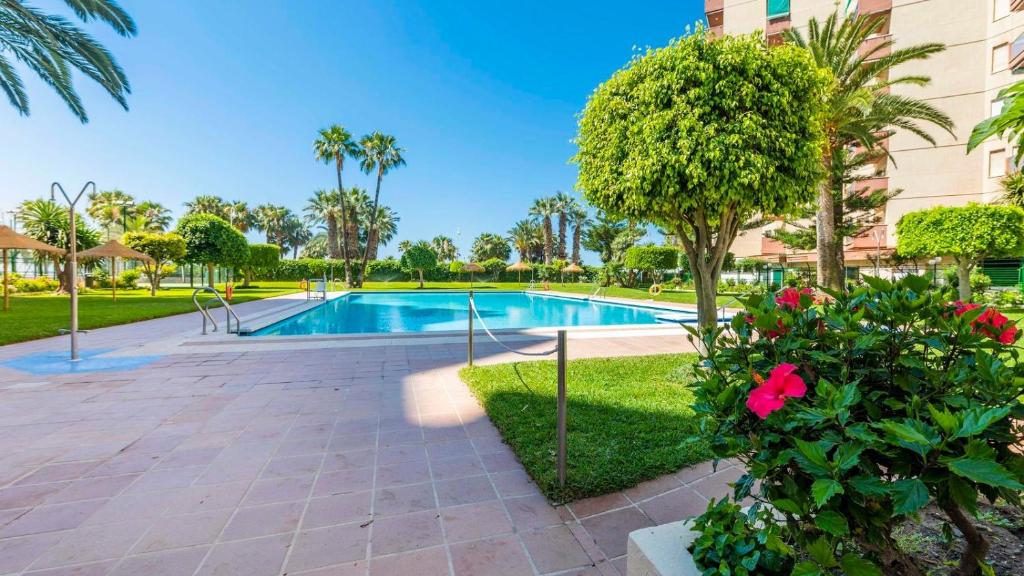 Bazén v ubytovaní Apartamento Las Góndolas Playa Almuñécar by Ruralidays alebo v jeho blízkosti