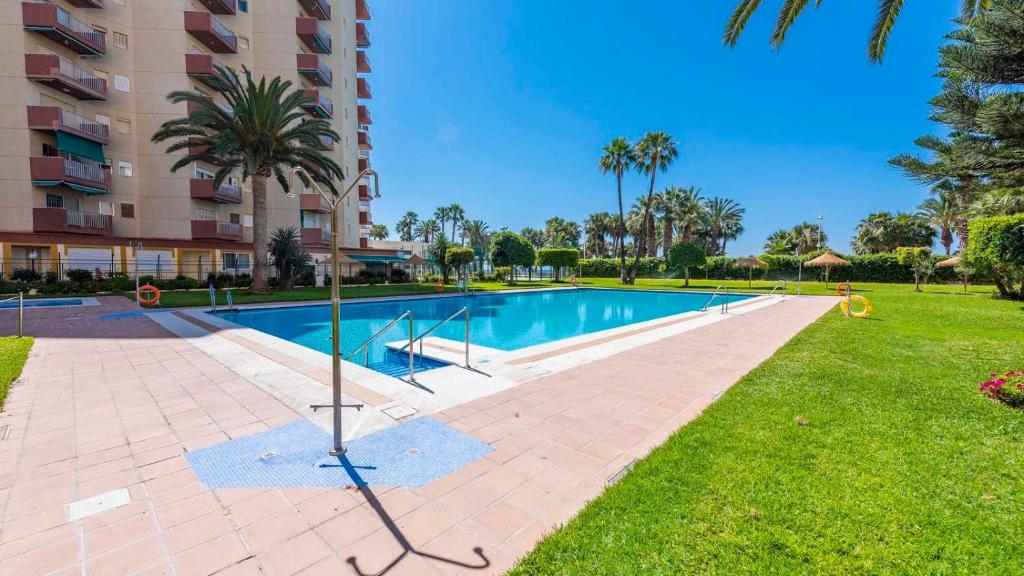 Bazén v ubytovaní Apartamento Las Góndolas Playa Almuñécar by Ruralidays alebo v jeho blízkosti