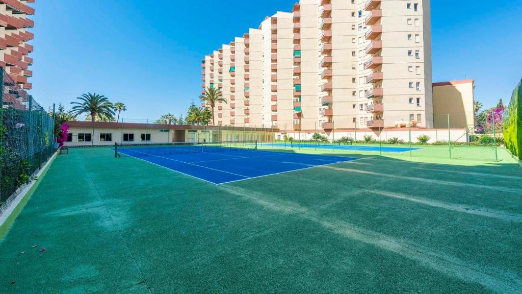 Tenis alebo squash v ubytovaní Apartamento Las Góndolas Playa Almuñécar by Ruralidays alebo jeho okolí
