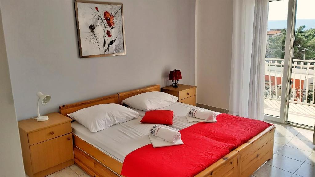 Postel nebo postele na pokoji v ubytování Apartments Mandalinic