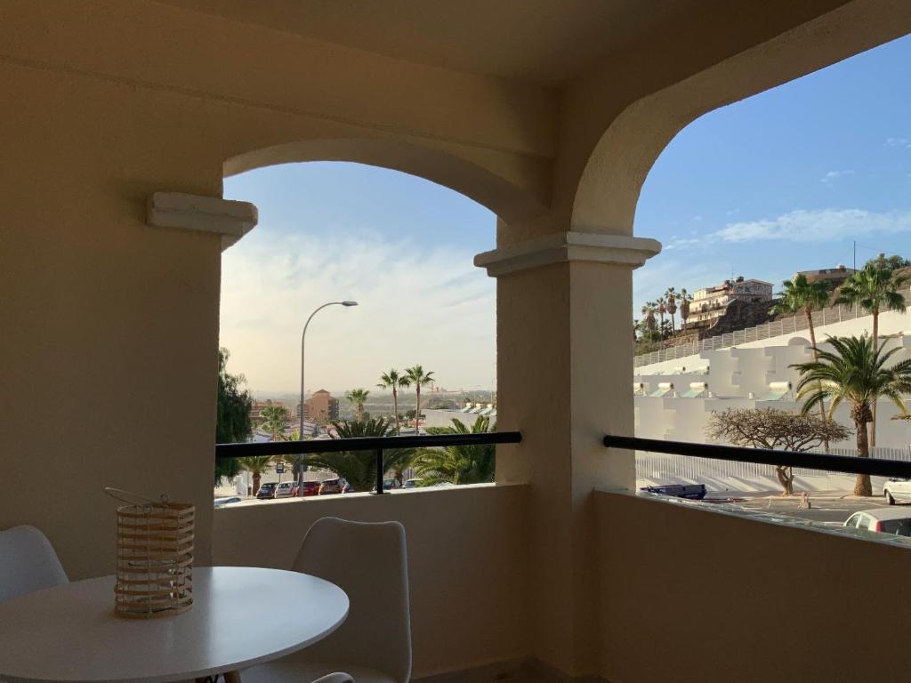 balcón con mesa y vistas a la ciudad en BOUTIQUE Apartment, en Los Cristianos