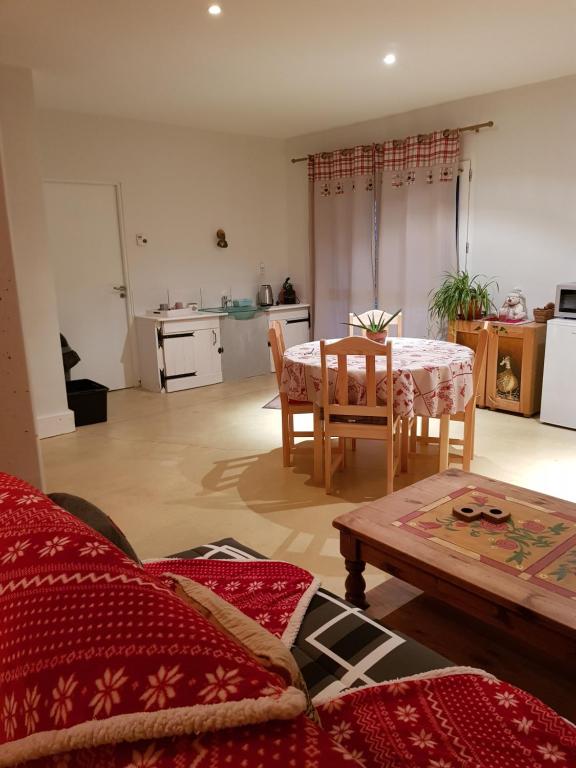 Kuchyň nebo kuchyňský kout v ubytování Chez So et Compagnie