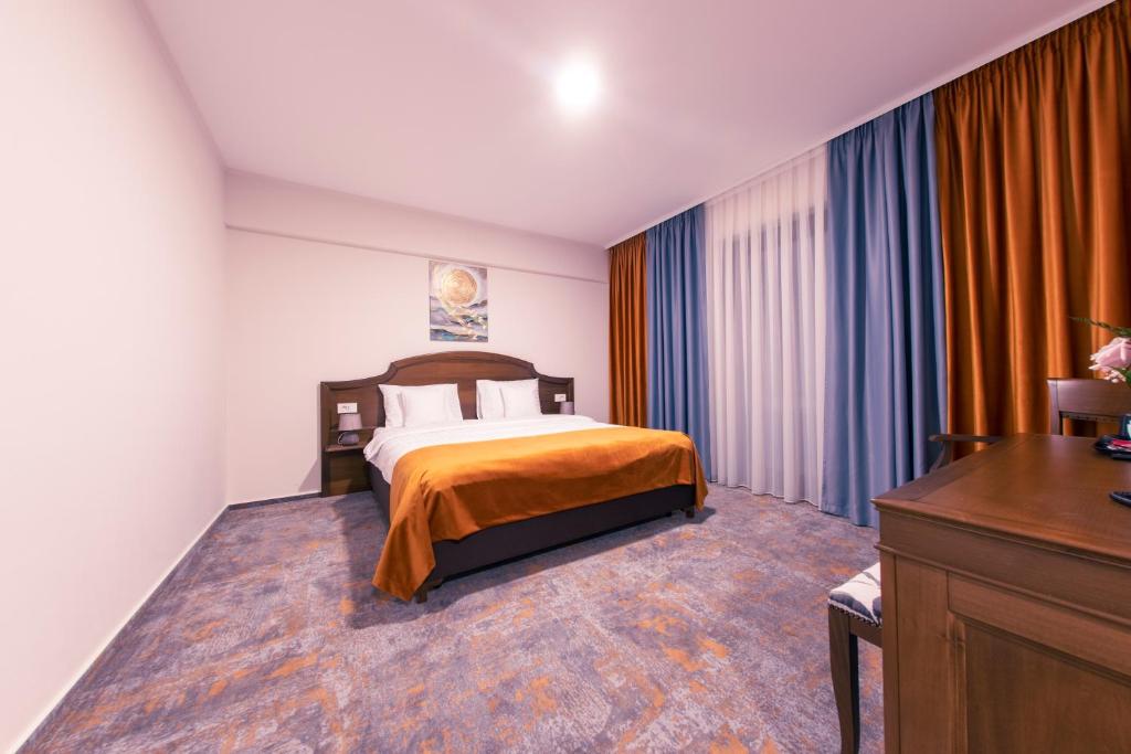 Postel nebo postele na pokoji v ubytování Hotel Aura Unirii