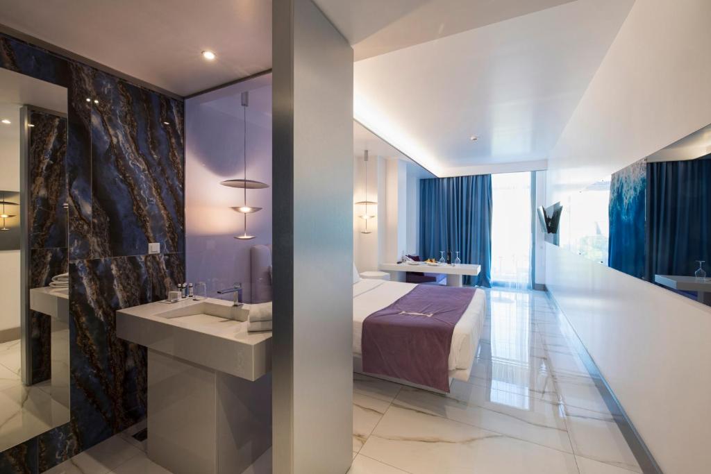 Ein Bett oder Betten in einem Zimmer der Unterkunft I Resort Beach Hotel & Spa