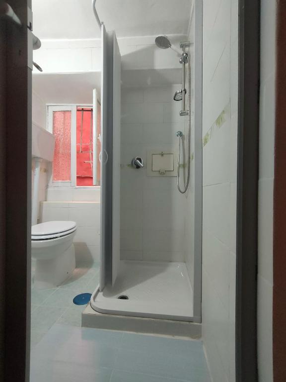 W łazience znajduje się prysznic ze szklanymi drzwiami. w obiekcie Cisterna's rooms w mieście Neapol