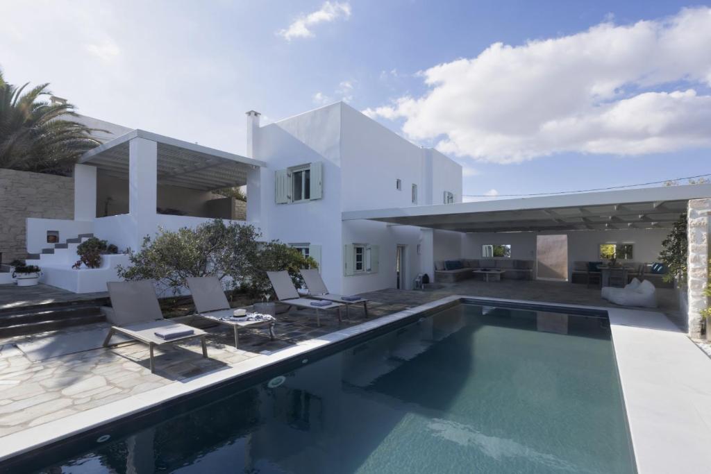 Bazén v ubytovaní Stunning Beachfront 3BR Villa that has it ALL! alebo v jeho blízkosti