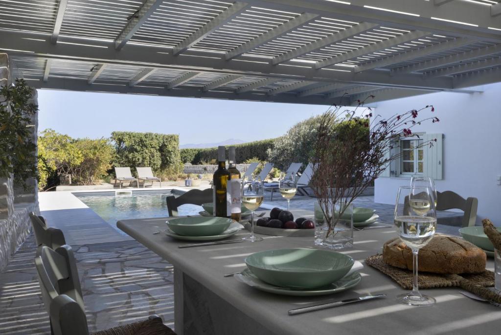 Fotografia z galérie ubytovania Stunning Beachfront 3BR Villa that has it ALL! v destinácii Ambelas