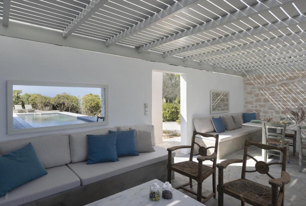 Posedenie v ubytovaní Stunning Beachfront 3BR Villa that has it ALL!