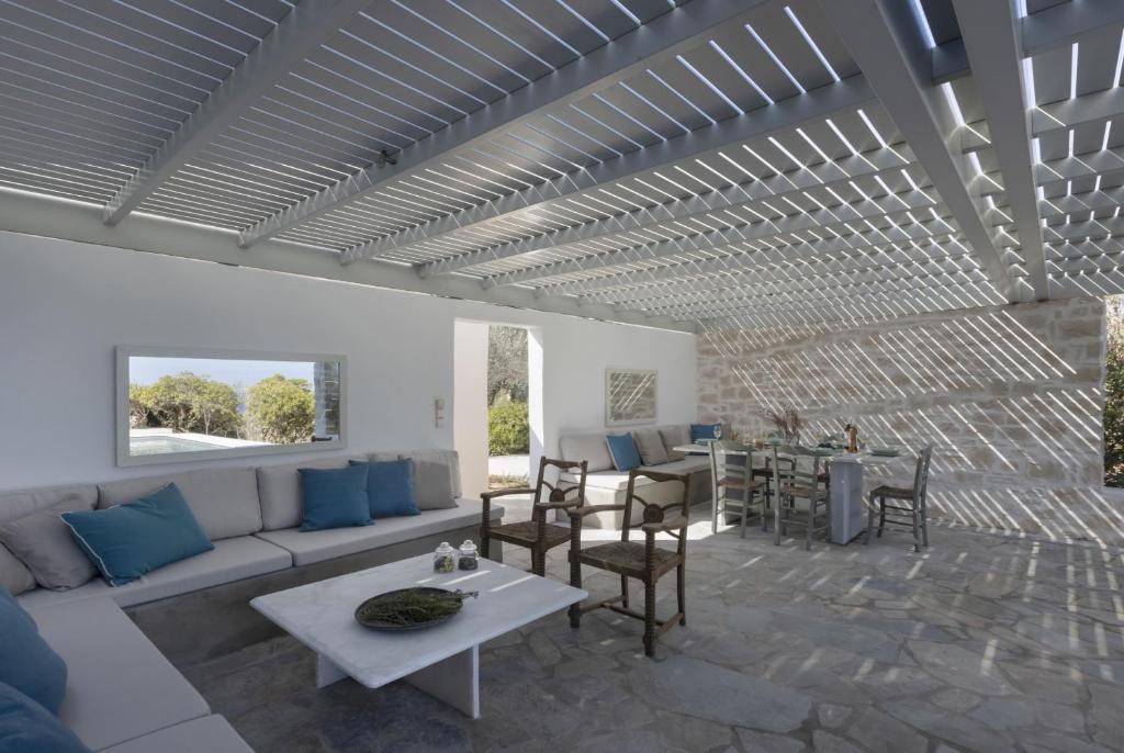 Posedenie v ubytovaní Stunning Beachfront 3BR Villa that has it ALL!