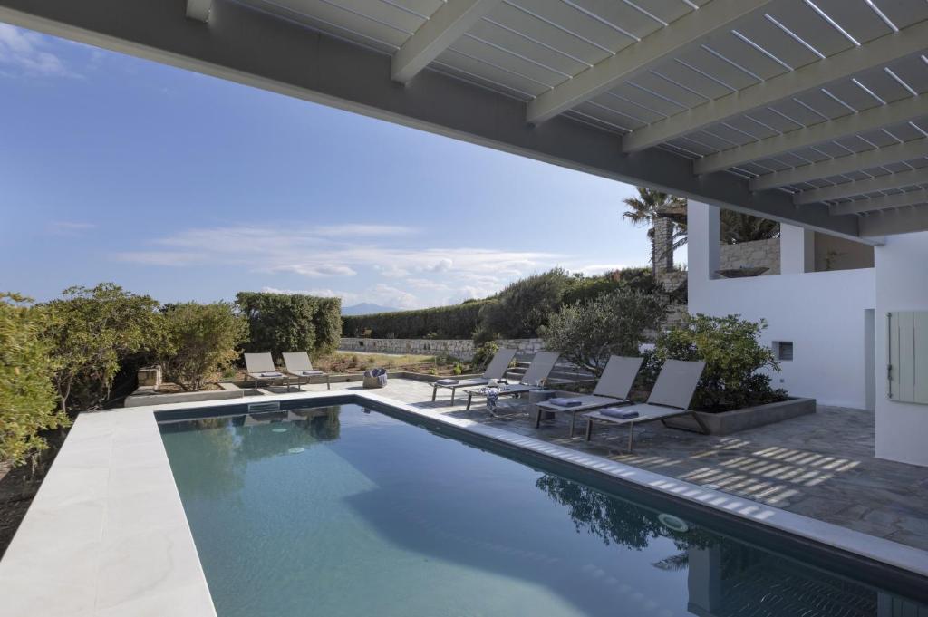 Bazén v ubytovaní Stunning Beachfront 3BR Villa that has it ALL! alebo v jeho blízkosti