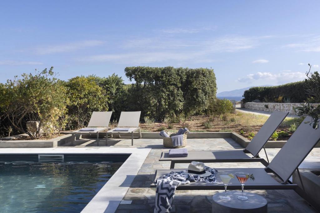 Bazén v ubytovaní Stunning Beachfront 3BR Villa that has it ALL! alebo v jeho blízkosti