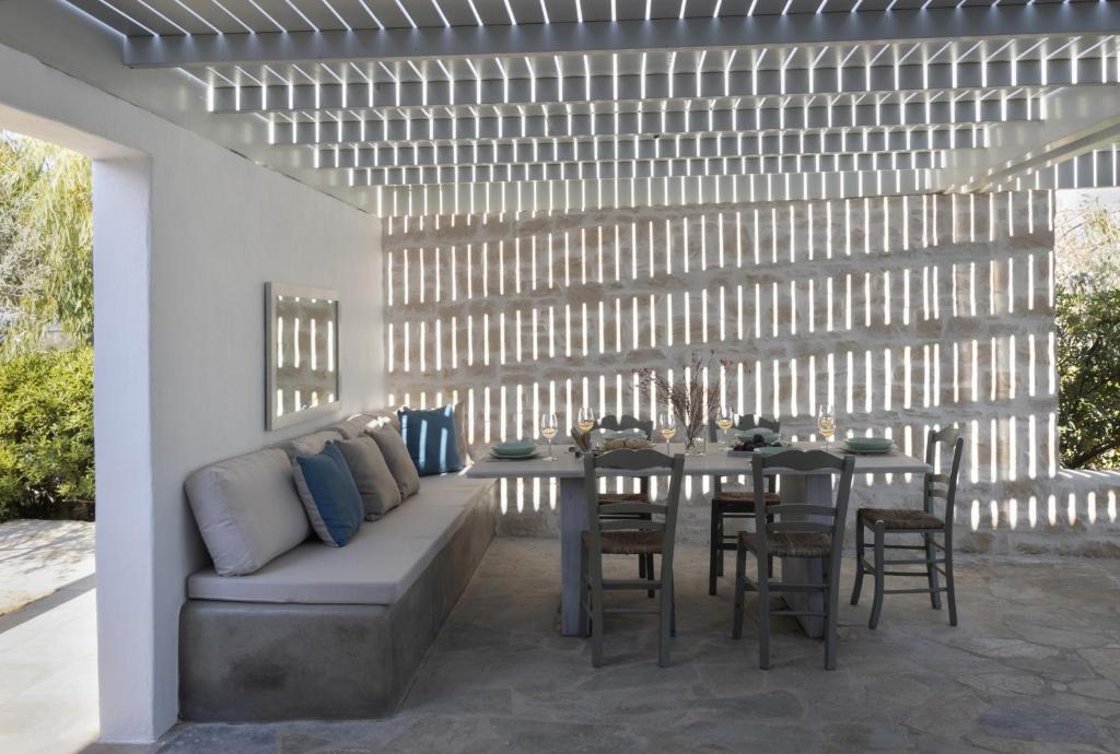 Posedenie v ubytovaní Stunning Beachfront 3BR Villa that has it ALL!