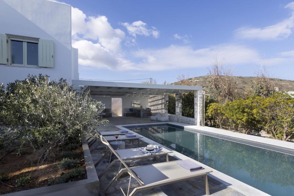 Bazén v ubytovaní Stunning Beachfront 3BR Villa that has it ALL! alebo v jeho blízkosti