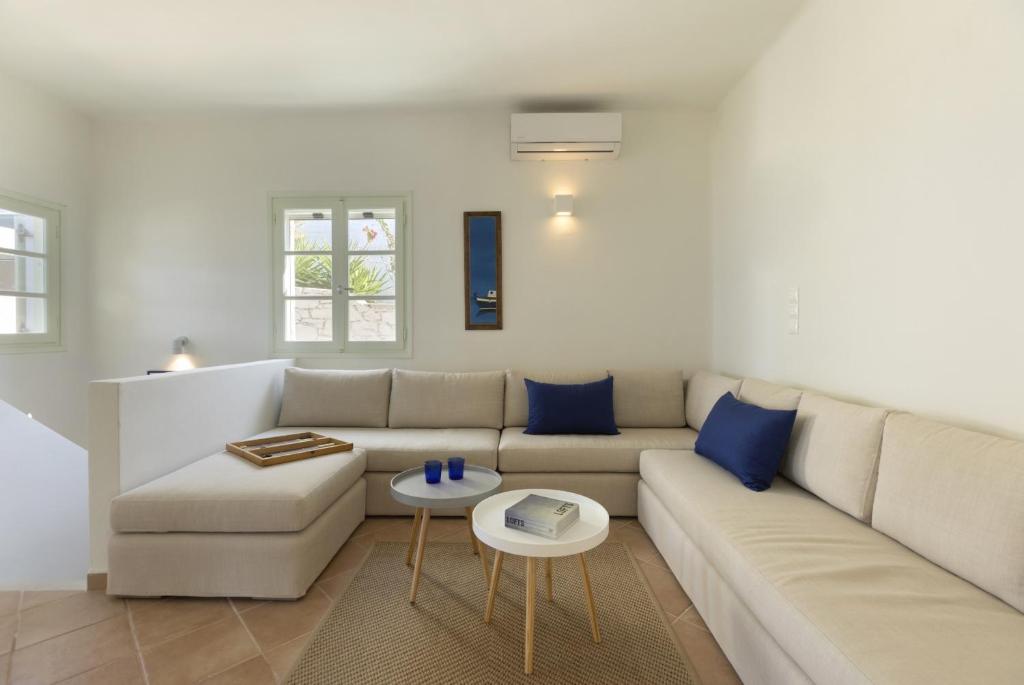 Posedenie v ubytovaní Stunning Beachfront 3BR Villa that has it ALL!