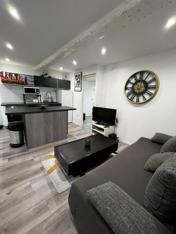 un salon avec un canapé et une table dans l'établissement Cœur de grasse, à Grasse