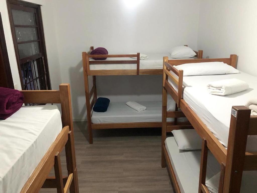 Habitación con 3 literas en una habitación en Hostel Paulista en São Paulo