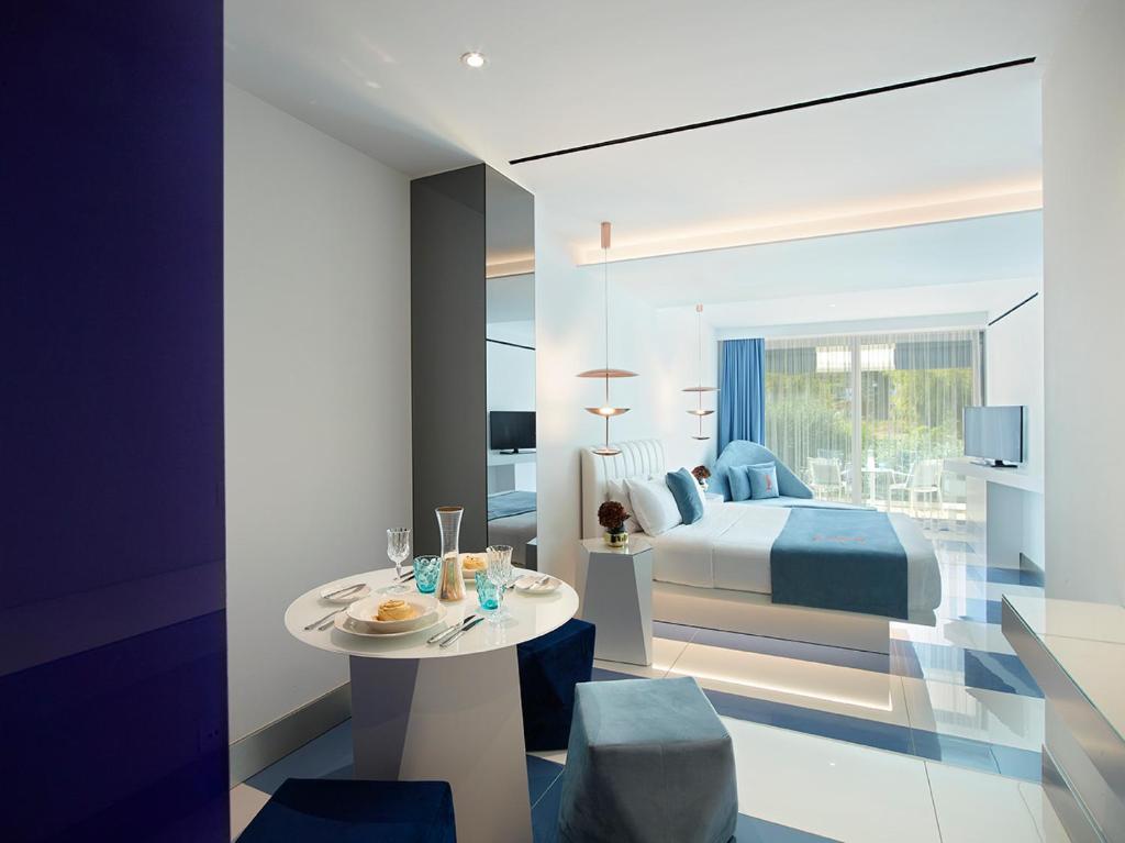 Ein Sitzbereich in der Unterkunft I Resort Beach Hotel & Spa