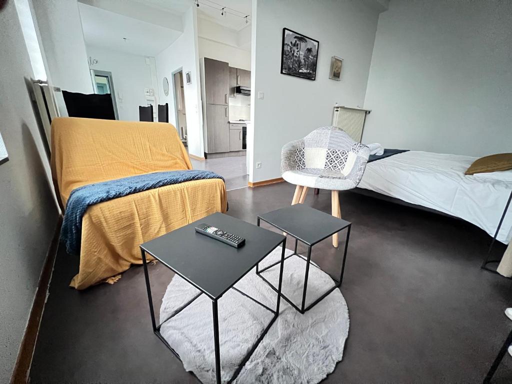 - une chambre avec un lit, une table et une chaise dans l'établissement Mon Spacieux Studio Parking Un-Séjour-à-Part, à Saint-Julien-lès-Metz
