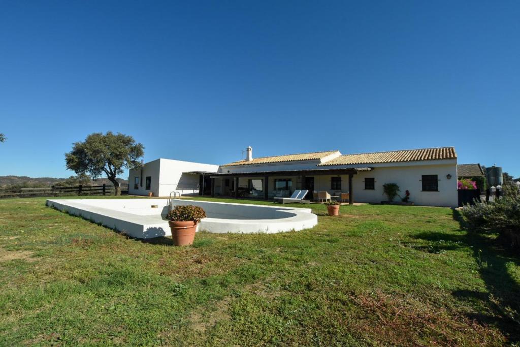 a house with a swimming pool in a yard at Finca Santa Maria de las Cañadas in El Garrobo