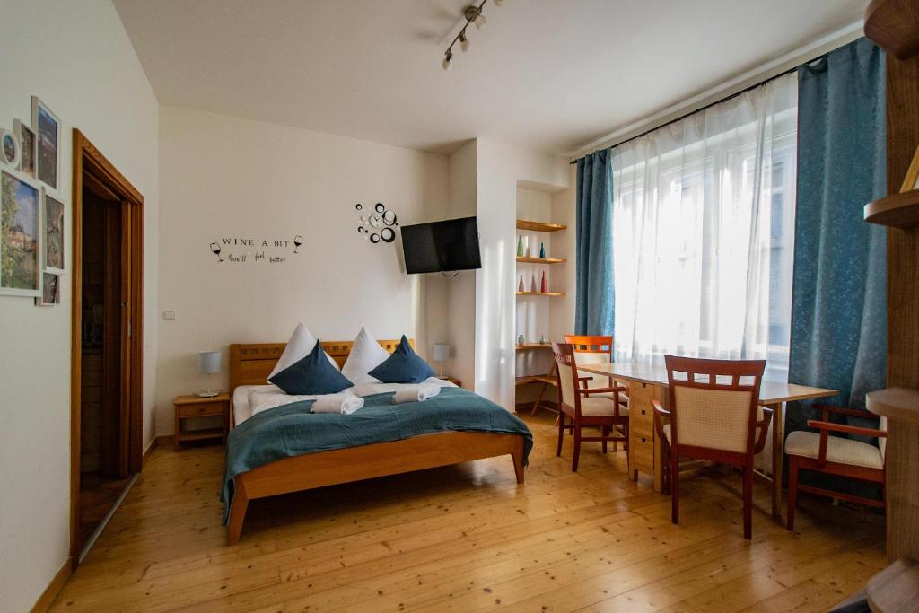 Postel nebo postele na pokoji v ubytování Bright Ruterra Apartment in the Heart of Prague