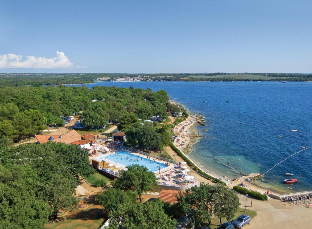 een luchtzicht op een resort op een meer bij Easyatent FKK Safari tent Solaris Naturist - clothes free in Poreč