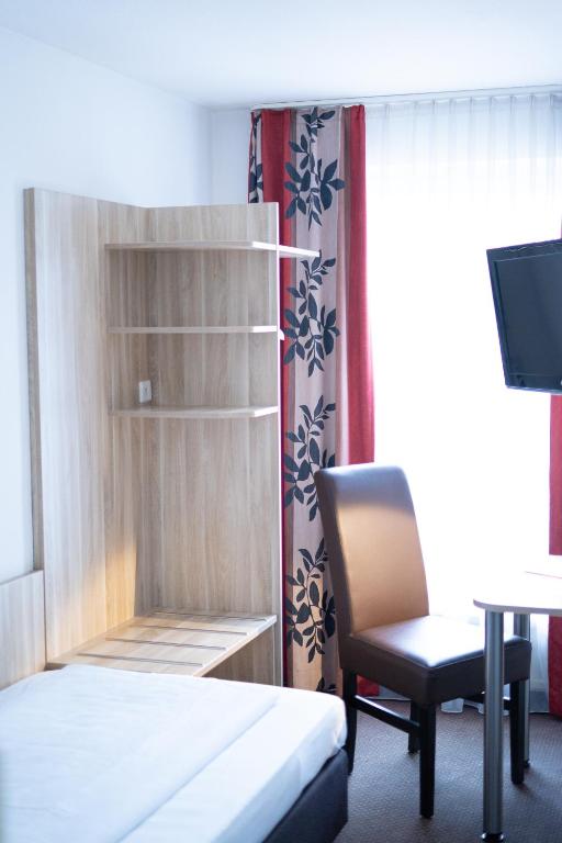 Postel nebo postele na pokoji v ubytování Taste Smart Hotel Backnang