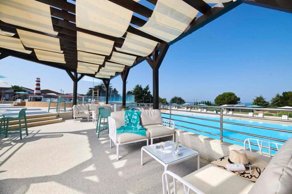 Bazén v ubytování Easyatent Safari tent Park Umag nebo v jeho okolí