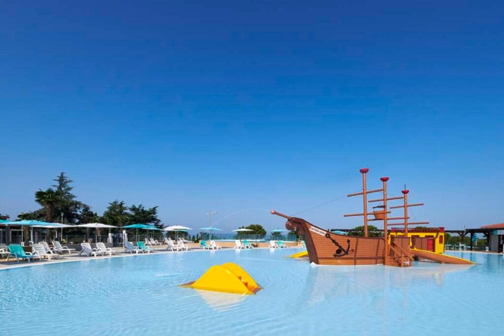Bazén v ubytování Easyatent Safari tent Park Umag nebo v jeho okolí