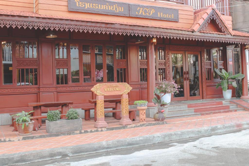 um edifício com um banco à frente em khampiane hotel em Ban Nongdouang