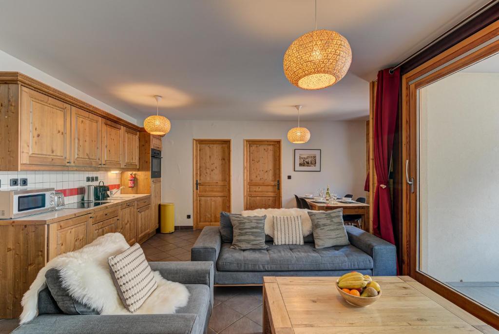 een woonkamer met 2 banken en een keuken bij Apartment le Paradis 1 - Alpes Travel - Central Chamonix (sleeps 4) in Chamonix-Mont-Blanc
