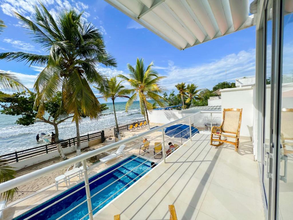 een balkon met uitzicht op het strand bij Quinta Del Mar El francés in Tolú