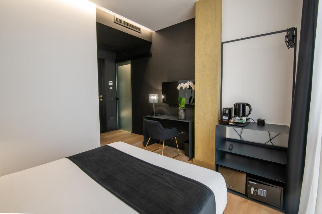 Pokój hotelowy z łóżkiem i biurkiem w obiekcie Plebiscito Boutique Rooms w mieście Neapol
