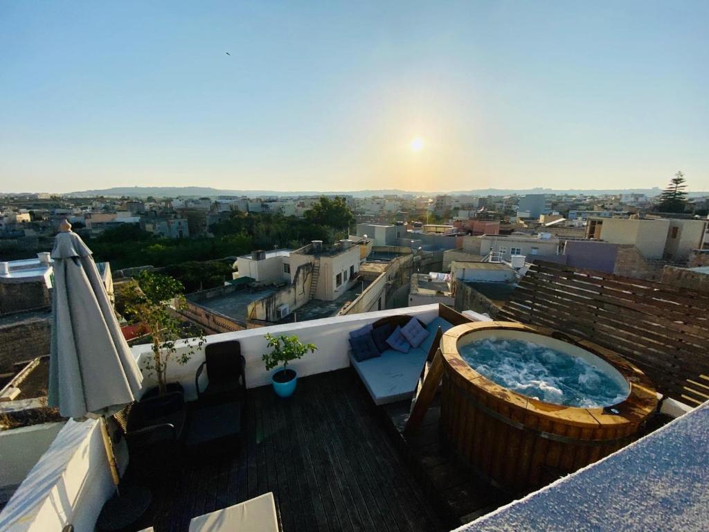 un bain à remous sur le toit d'un bâtiment dans l'établissement Rooftop Heated Jacuzzi, Fireplace, A Unique Home!, à Żebbuġ