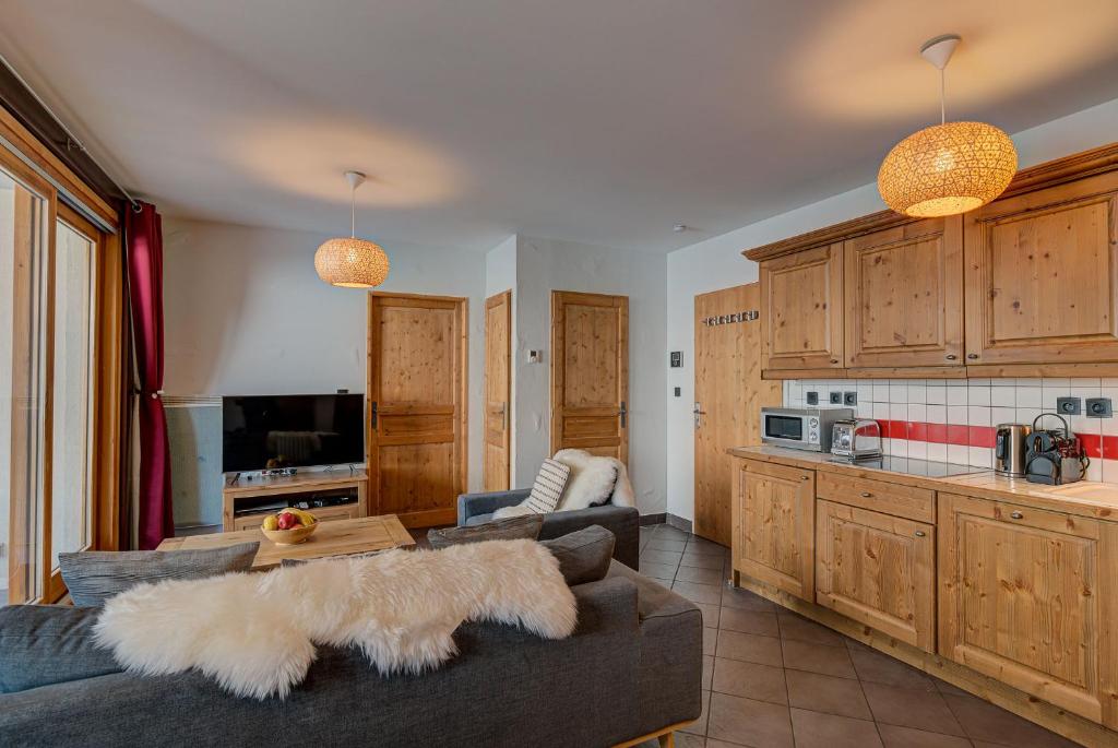 Kuchyňa alebo kuchynka v ubytovaní Apartment le Paradis 1 - Alpes Travel - Central Chamonix (sleeps 4)