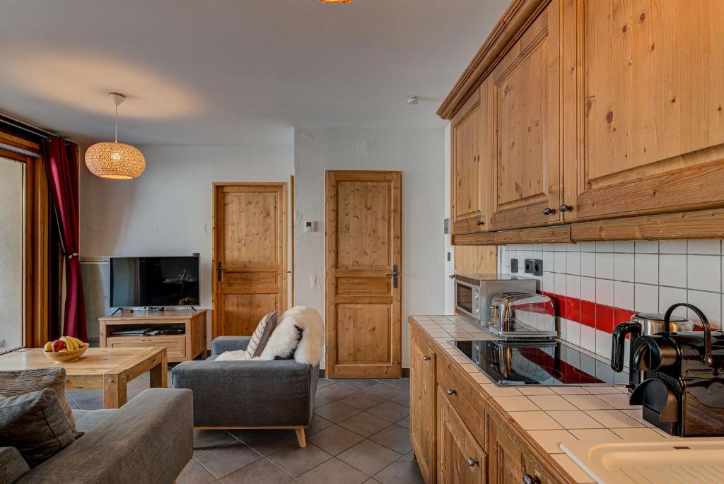 Kuchyňa alebo kuchynka v ubytovaní Apartment le Paradis 1 - Alpes Travel - Central Chamonix (sleeps 4)
