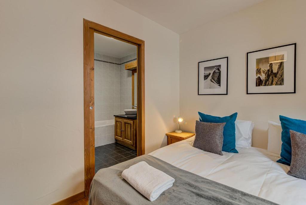Posteľ alebo postele v izbe v ubytovaní Apartment le Paradis 1 - Alpes Travel - Central Chamonix (sleeps 4)